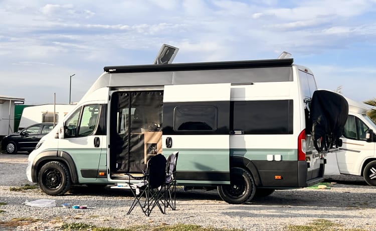 Trekker – Peugeot Boxer Electric Bed/Lithium powered/off-grid  2Berth