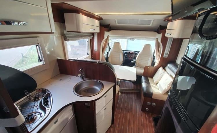 Start your freedom – Spacious MC Louis Sovereign 80 Semi-Integral