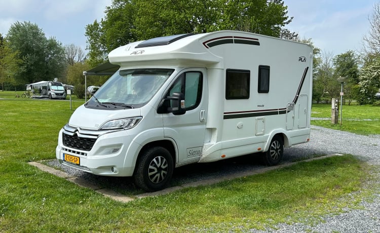 Beau camping-car compact 3 personnes de 2021