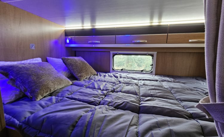 6-person luxury, spacious, neat Alcove family camper Rimor from 2017