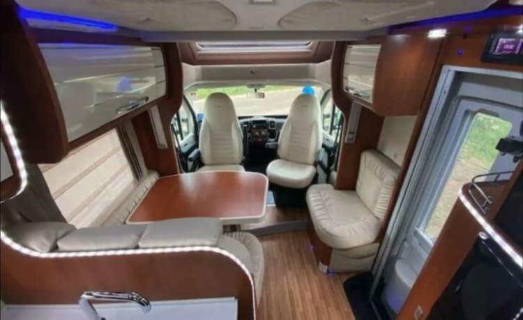 Bellissimo camper con il layout più ideale, parcheggia la tua auto all'interno gratuitamente