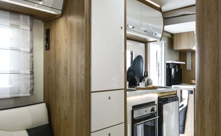 Roller Motorhome hire 747 – Roller Team 747 6 sleeper/6 belts 