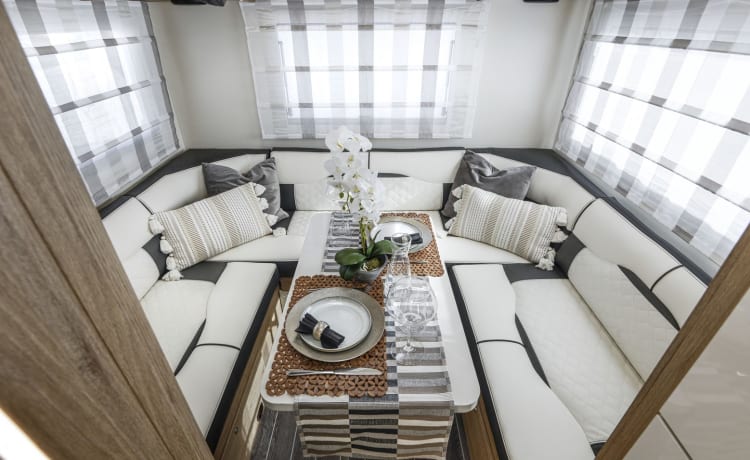 LUX 6 berth & 5 seatbelts – WiFi ✅, Téléviseurs ✅, Animaux ✅, Auvent, ✅ Vélos ✅ Voyages dans l'UE ✅