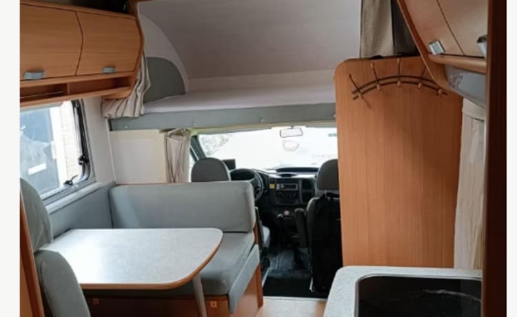 Nice 6-person alcove camper for rent