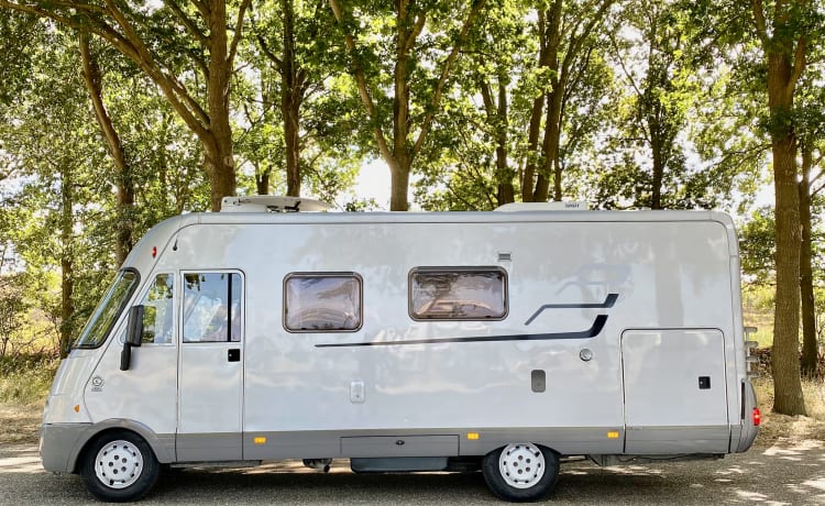 Honden welkom / PET friendly! – Geräumiger 5P Familiencamper | Festbett & Hubbett, Klimaanlage, Automatik, Haustiere willkommen.