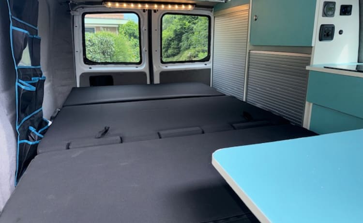 4p Mercedes-Benz campervan uit 2018 met nieuwe inbouw