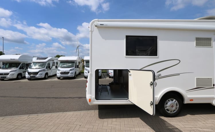 McLouis Sovereign 78 – Zeer luxe, moderne 5 persoons camper, vrijheid met echt comfort