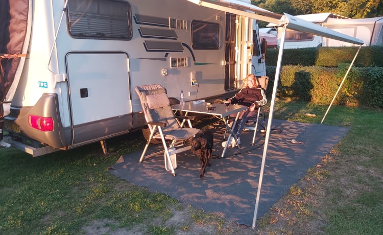 Campervriend – Schöner großer Camper mit Klimaanlage, großem Vorzelt und viel Stauraum.