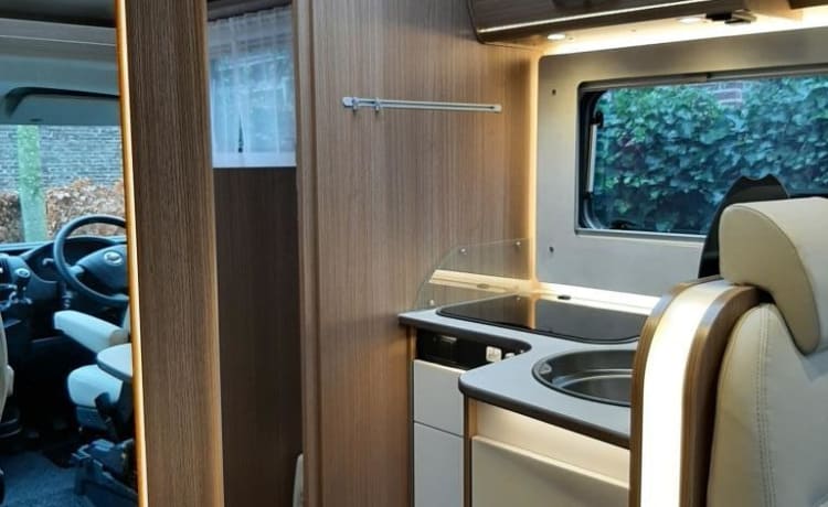 Carado T447 van 2021, is een ruime, compleet uitgerust en luxe camper