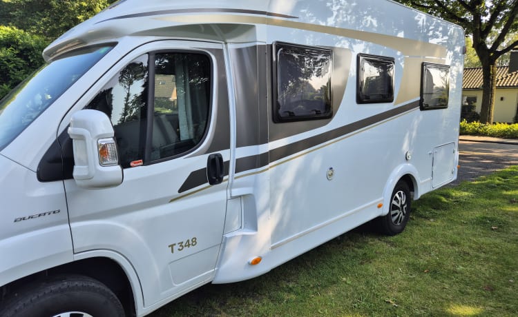 Hotel on Wheels – Carado T348 automaat 4 pers. Airco Hefbed Off grid