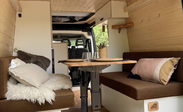 NOYR on Wheels – Beautiful black bus camper (4 people)