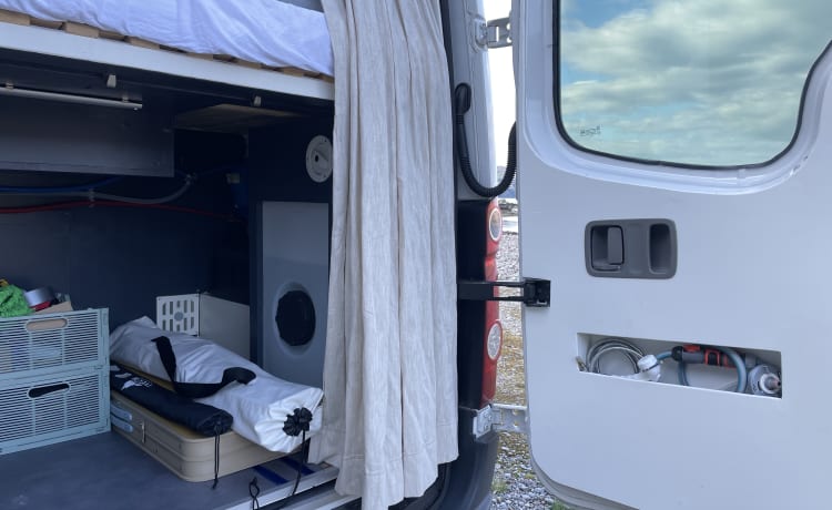 Hotel on wheels – Adventure off-grid Volkswagen Crafter