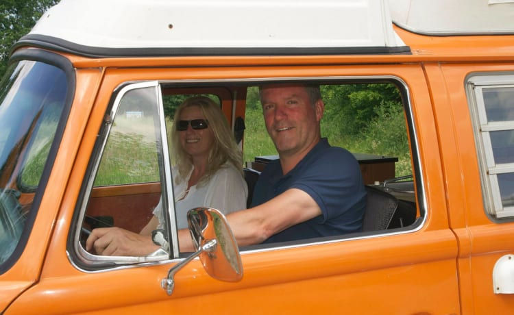 Lady Orange – Volkswagen Camperbus von 1974 (4 Personen)