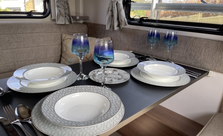 BAILEY – ERSTAUNLICHE PEGUEOT BAILEY 70-6 FAHRT MIT EINER AUTO-LIZENZ 6 BERTH UND 6 SITZGURTE