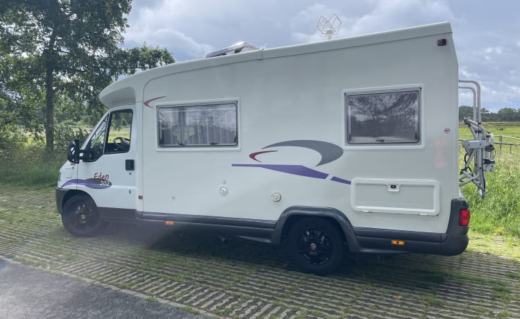 Nette en complete 4-persoons camper uit 2001