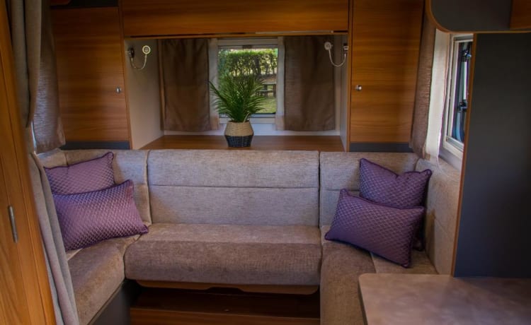 Rose – Rose - Luxury 4 Berth, Automatic Motorhome 