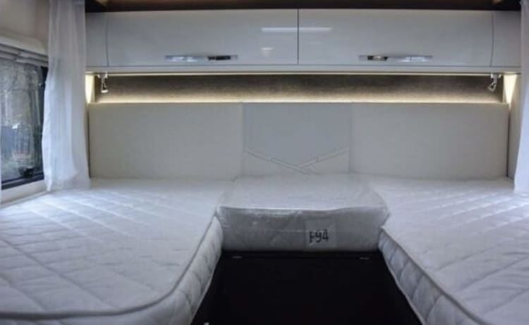 Daisy  – Luxury 4 berth motorhome, king size bed, double bunk bed 