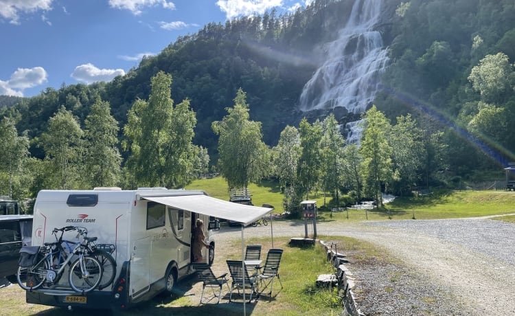 Roller Team 4 personnes camping-car spacieux et luxueux