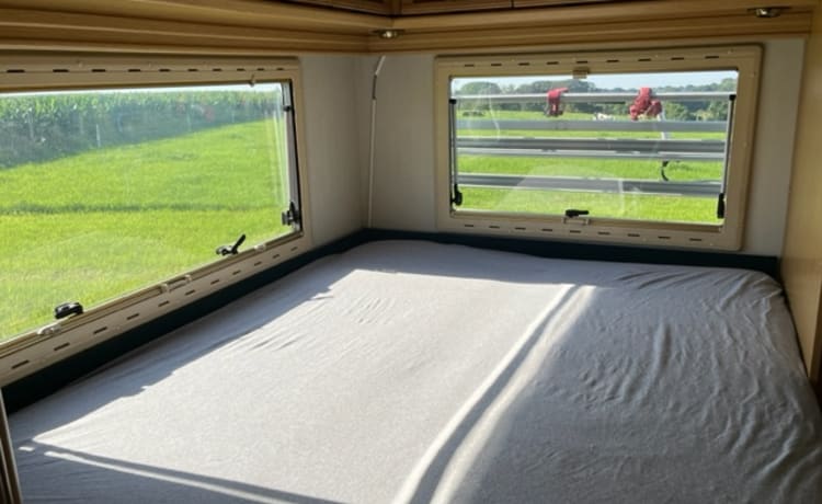 Beautiful 4-person Fiat Ducato camper, fully equipped.