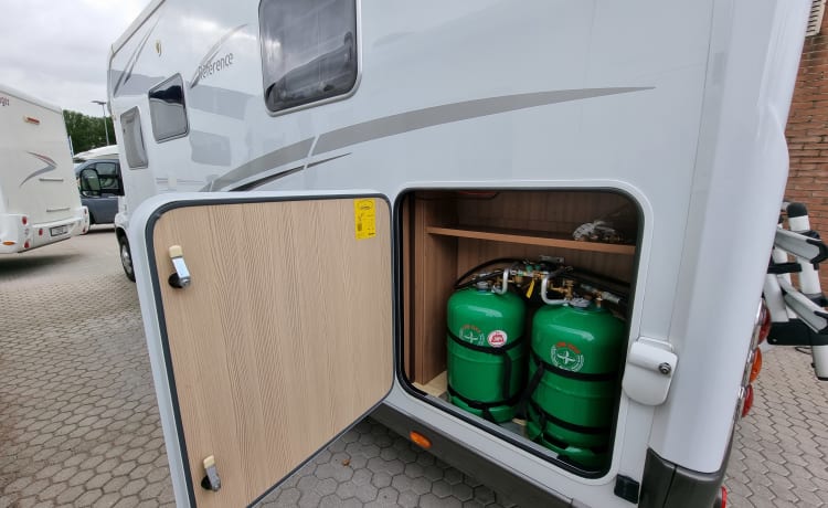 Fully equipped neat Pilote camper semi-integrated