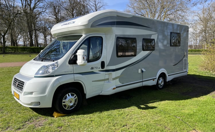 Luxe tweepersoons camper Chausson – 2014 - Volledig ingericht - Queensbed