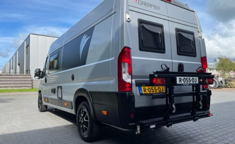 Dreamer D 68 – Mooie, ruime en luxe camperbus met enkele bedden en 9-traps automaat