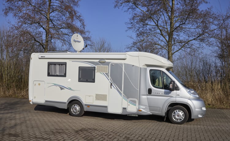 Van alle gemakken voorzien – Geniet van onze  camper met 2 persoons bed in de midden.