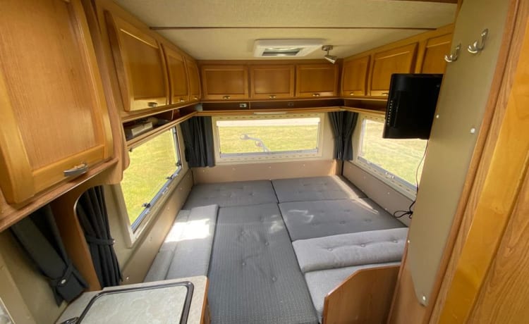 Super spacious, fresh and cozy 5 p alcove camper