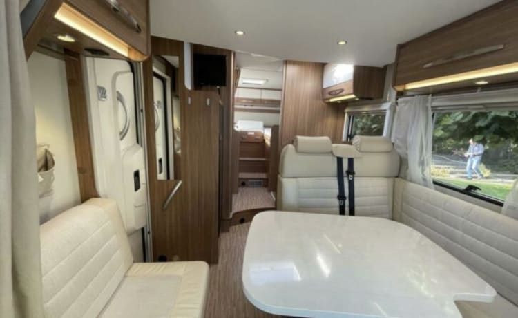 Enjoy Life – Luxury motorhome single beds + pull-down bed Carado T447