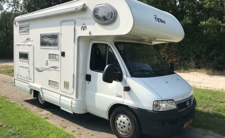 6-person Fiat with bunk bed, air conditioning, solar panels and bicycle carrier