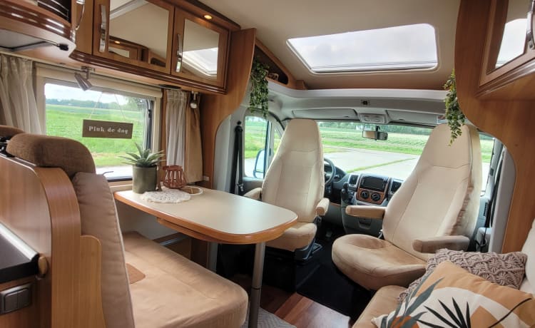 Pluk  – Un merveilleux Hymer pour 4 personnes ! Entrée basse et rez-de-chaussée