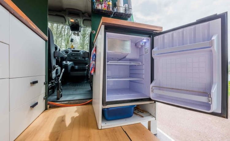 Renault Master met groot bed en grote garage, zonnepanelen, douche, koelkast, kachel etc!  – Off-grid camper van, automatic and fully equipped!