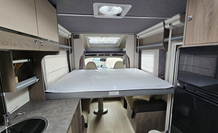 Complete 4 persoons camper: Chausson 640 Titanium - automaat - 2019