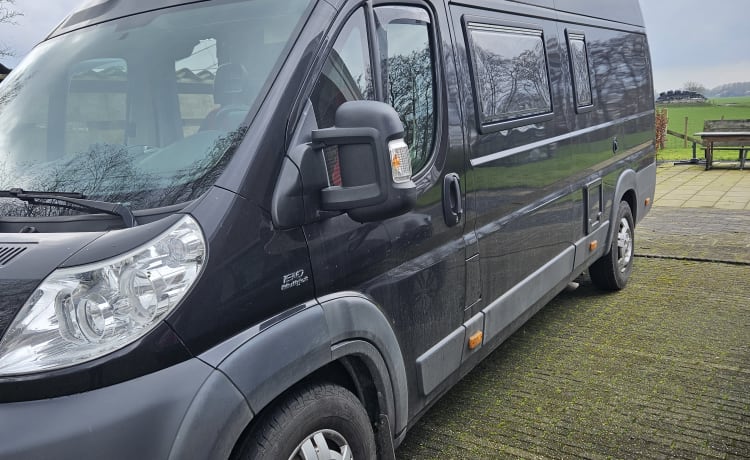 Black Beauty – Kingsize-Betten mit fester Länge, Wohnmobil für 2 Personen komplett