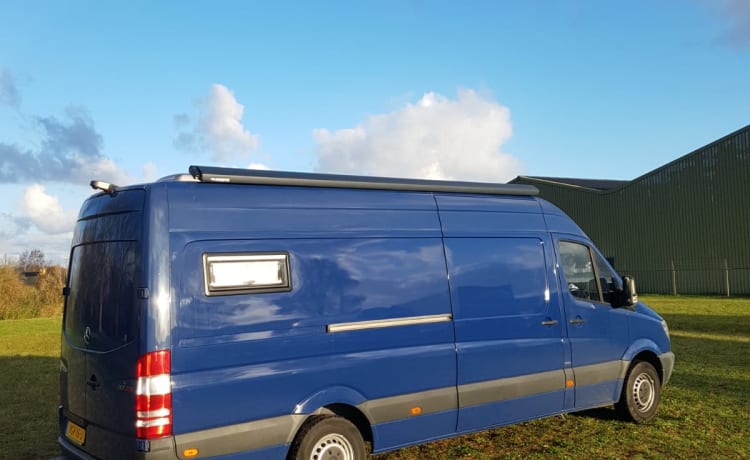 Ome toon  – luxury self-build self-sufficient Mercedes sprinter