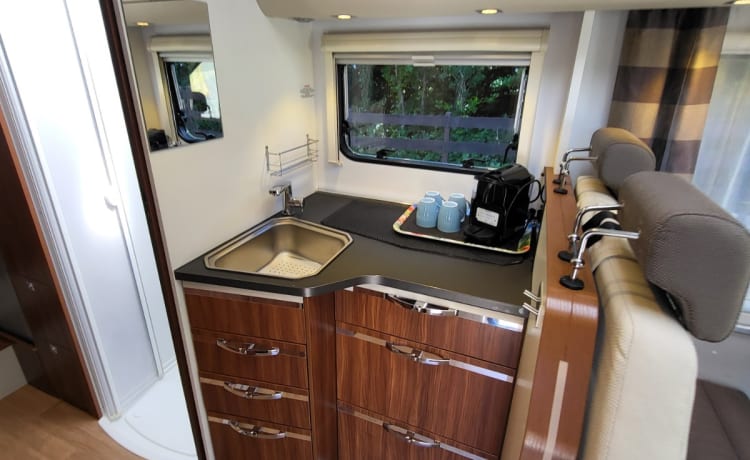 XL 670 SL – Very spacious Adria alcove camper with air conditioning