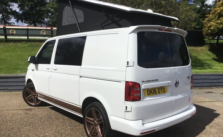 Volkswagen Transporter Campervan met 4 slaapplaatsen en pop-top uit 2016