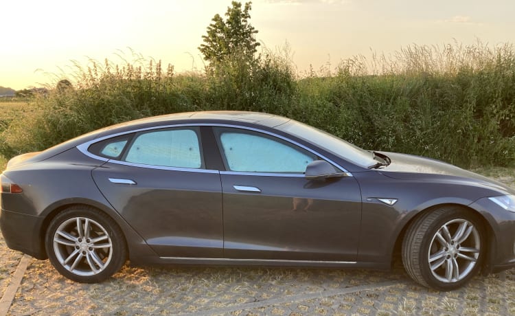 Markus – Ricarica gratuita in tutta Europa con questa Tesla Model S D85 del 2015