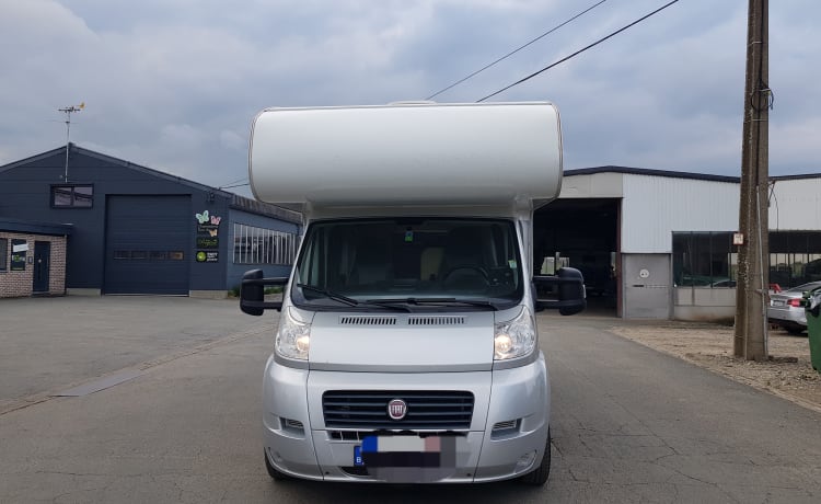 Mooie handige camper voor 5 tot 6 man te huur