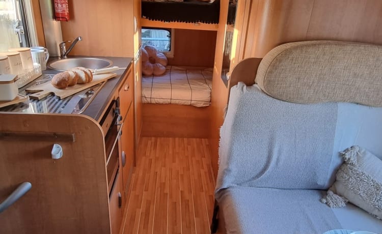 Caroline – Prêt à l'aventure - Location de camping-car 6 couchettes
