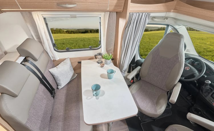 11/20 – 2 berth motorhome with single beds - Automatic