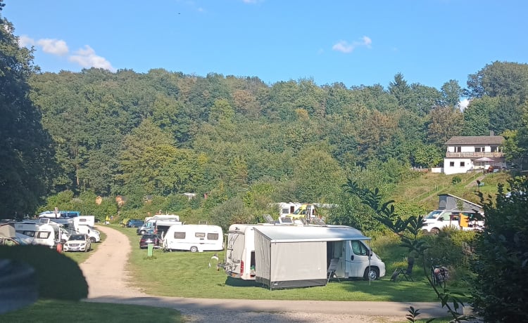 Découvrez notre compagnon de voyage Adria Carol pour 5 personnes depuis 2010