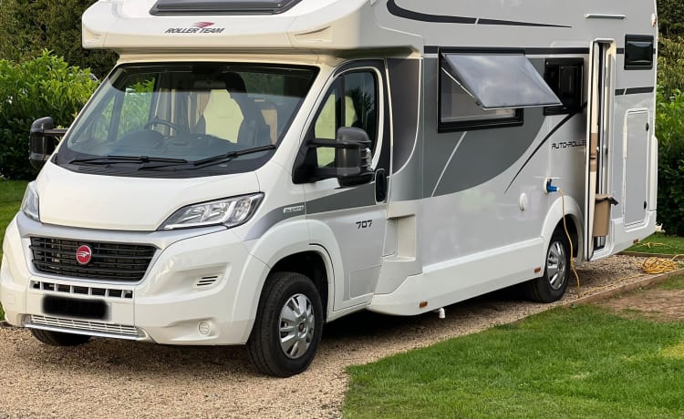 Minnie – 6 berth Roller Team semi-integrated from 2021