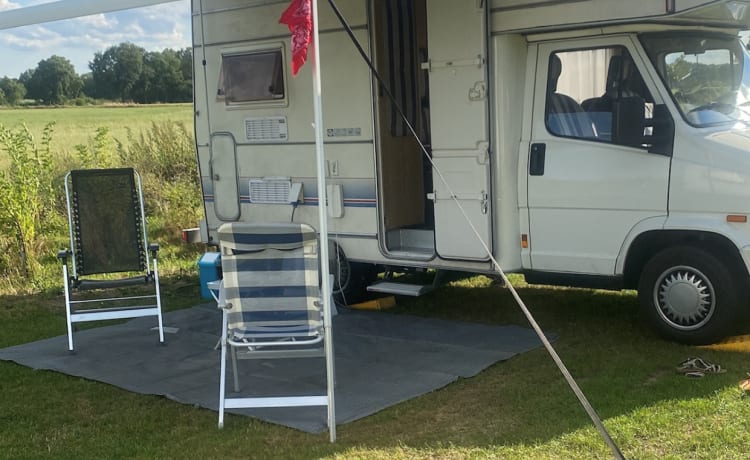 Robert 💕 – Cozy camper for 4 people. with engine block from 2014!