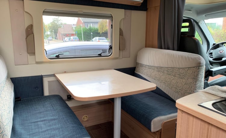 De Ixeo – Neat complete family camper for rent Burstner Ixeo