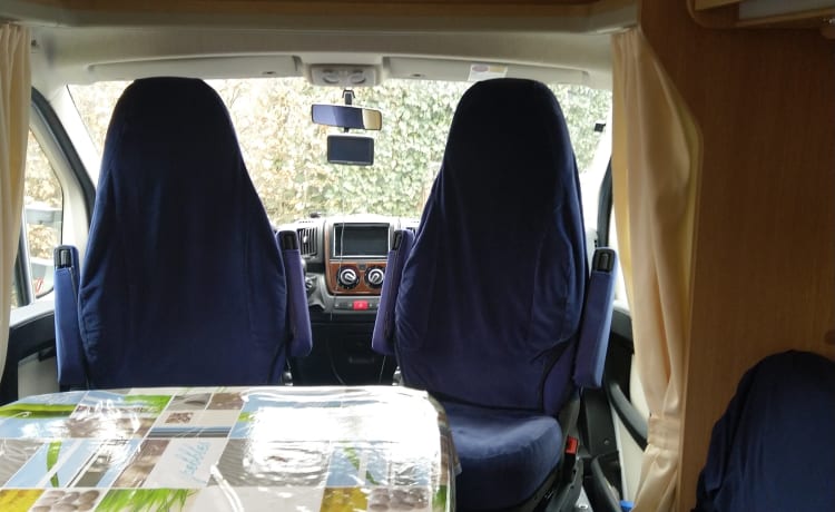 Sunlight T69 confortable et bien équipé pour 4 personnes de 2014