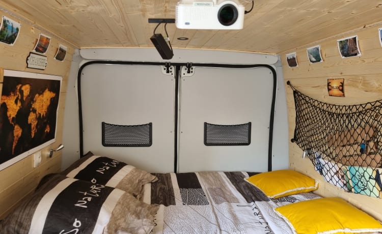 Julienvoyageur42 – Leuke peugeot boxer met houten interieur