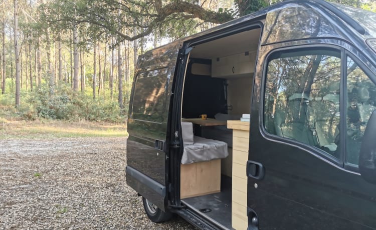 Dobby – 2p Prachtige Bohemian Sfeervolle Renault Camper uit 2007