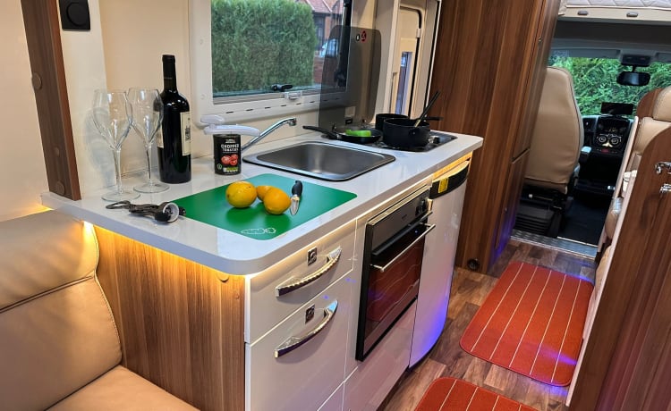 Charlie  –  Charlie Luxurious and modern 5 berth Roller Team