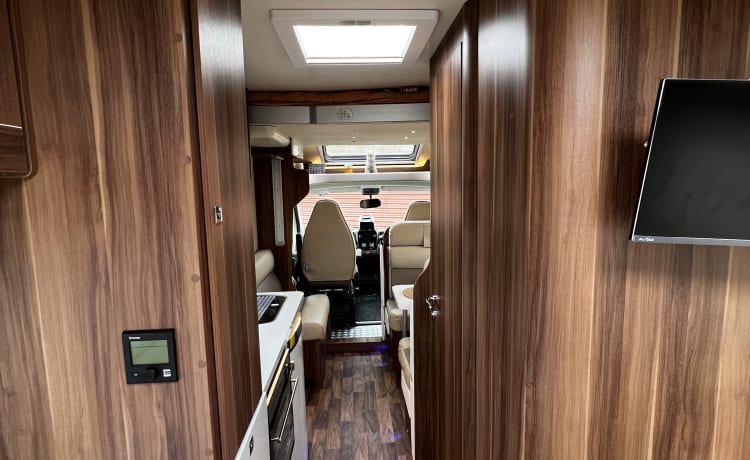 Rewind – Luxury Family Escape: Modern 6-Berth Motorhome ready for an adventure!